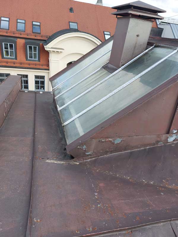 Manchmal genügt es eine hochwertige Beschichtung auf ein Metalldach aufzutragen, um es vor Korrosion, Rost und anderen Umwelteinflüssen zu schützen und seine Lebensdauer zu verlängern. Das Streichen des Blechdachs wurde hier vernachlässigt.