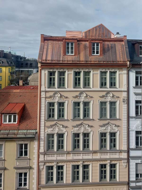 Die Spenglerei Peter Schubert, München, brachte ein neues Blechdach an, um den Altbau vor Witterungseinflüssen zu schützen und ihm sein früheres Aussehen wieder zu verleihen.