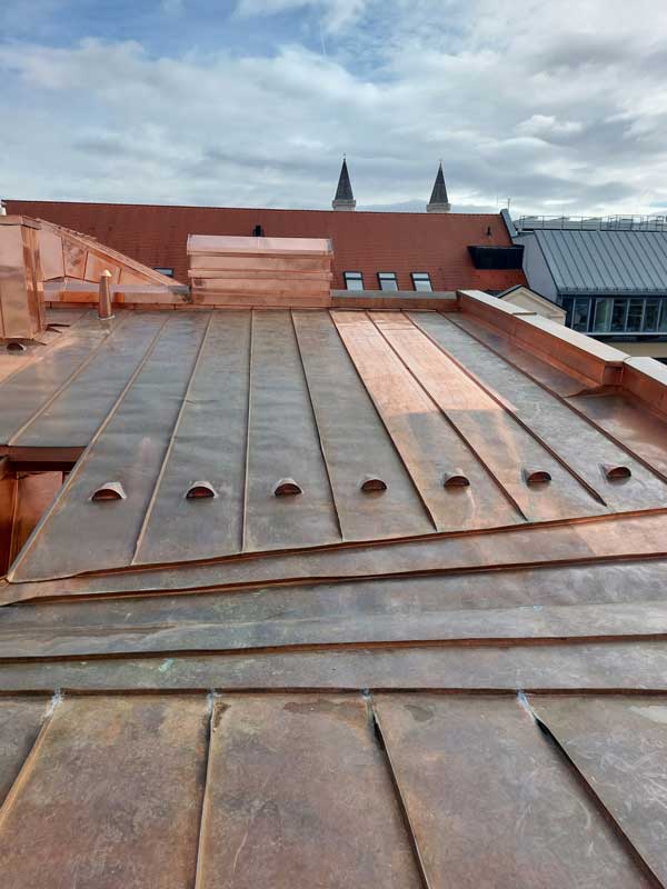 Für eine Blechdachsanierung schneidet unsere Spenglerei München präzise Blechdachplatten zu, um sie perfekt an die Form des Daches anzupassen und eine langlebige Lösung zu bieten.