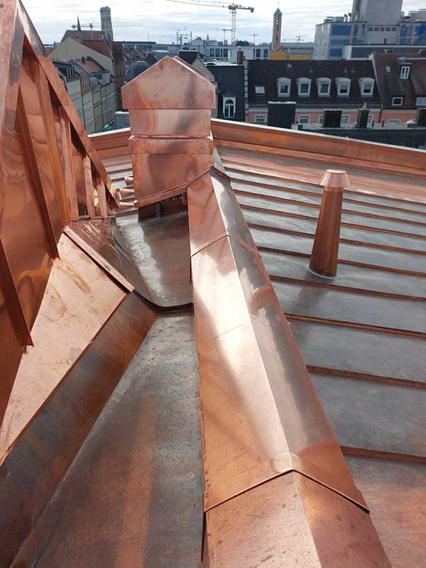 Die Spenglerei Peter Schubert installiert eine effiziente Dachentwässerung auf dem sanierten Blechdach, um sicherzustellen, dass Regenwasser ordnungsgemäß abgeleitet wird und das Dach vor Schäden geschützt ist.
