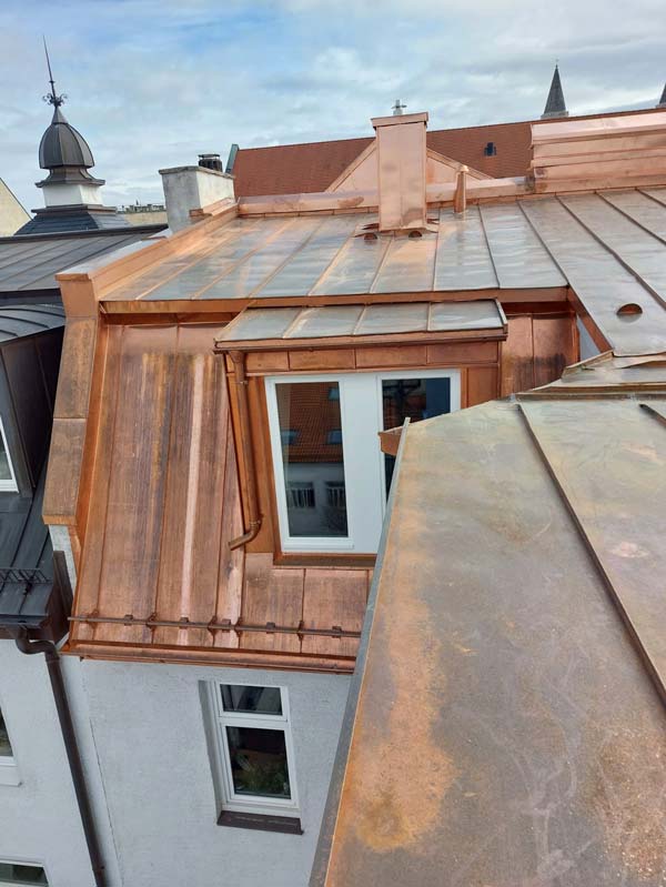 Meine professionelle Spenglerei trägt eine hochwertige Dachabdichtung auf, um das Blechdach und Dachgauben vor Feuchtigkeit und Leckagen zu schützen und seine Lebensdauer zu verlängern.