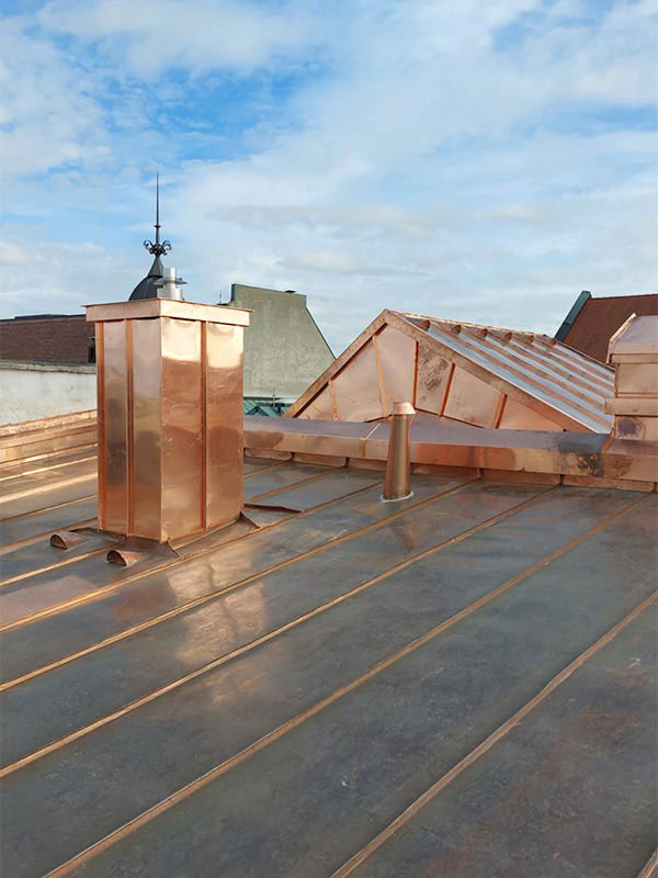 Meine Spenglerei bringt eine ästhetisch ansprechende Dachverkleidung an, um das Metall- oder Blechdach zu schützen und ihm ein attraktives Erscheinungsbild zu verleihen.