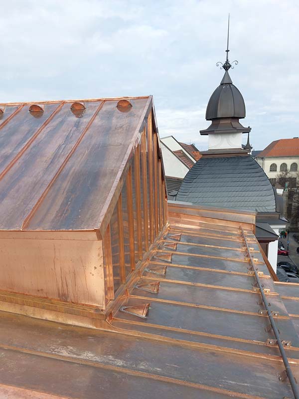 Hochwertige Blechdach-Sanierung auf einem Münchner Altbau. Die professionelle Dachreparatur behebt Schäden und bringt das Metalldach wieder in einen optimalen Zustand.