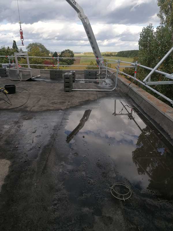 Flachdach undicht - Stehendes Wasser auf dem Flachdach ist eine häufige Ursache für Undichtigkeiten, da Feuchtigkeit in die Dachkonstruktion eindringen kann und Schimmelbildung fördert