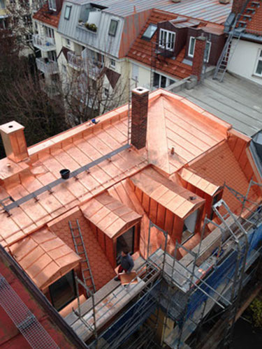 Metalldach Sanierung auf Münchner Stadthaus - Altbau. Spenglerarbeiten, Dachdeckerarbeiten, Kaminverkleidung