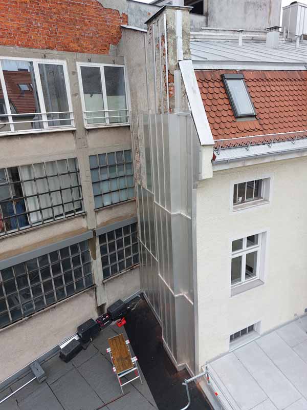 Die traditionelle Spenglerei Peter Schubert, München, hat erfolgreich eine Metallverblendung an der Fassade installiert, die nicht nur ästhetisch ansprechend ist, sondern auch das Gebäude vor Wind und Wetter schützt.