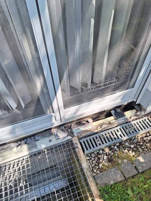 Die Münchner Spenglerei Peter Schubert führt professionelle Reparaturen an einer undichten Terrasse durch, um sicherzustellen, dass sie wieder voll funktionsfähig ist und vor Feuchtigkeit geschützt bleibt.